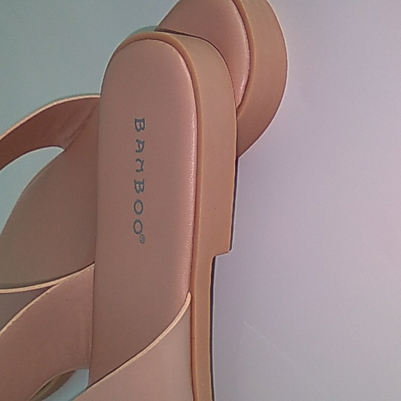 BAMBOO Women's Nude Color Patent Leather Sandals New In  Box - Picture 4 of 4